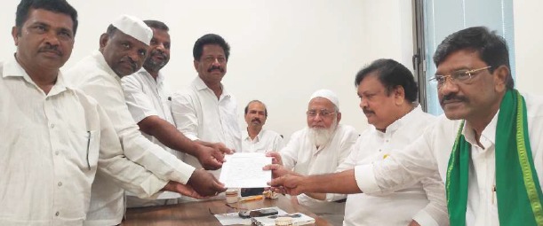 బతుకుతెరువుకు ఊరొదిలి వెళితే భూ కబ్జా చేసేశారు