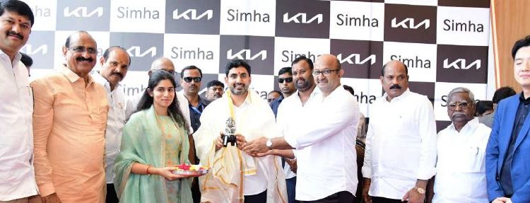 టీసీఎస్ను ఆయనే తీసుకొచ్చినట్లు..జగన్కు ఆత్మ చెప్పిందేమో!