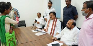 గుడిలో ఇత్తడి సామాన్లు కొట్టేసిన గోపిరెడ్డి అనుచరులు