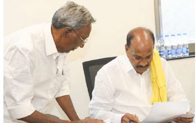 కేసులు మాఫీ చేస్తామని రూ.38 లక్షలు దండుకున్నారు