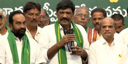 రైతు కోసం..ముళ్ల కిరీటం మోస్తా