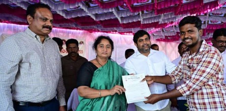 రెవెన్యూ సదస్సులకు పోటెత్తుతున్న అర్జీలు