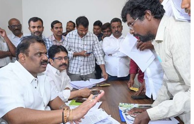 వైసీపీ నేతల భూకబ్జాలతోనే సమస్యలు