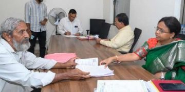 మహిళ కుటుంబానికి లైంగికంగా వేధింపులు