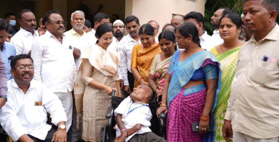 దివ్యాంగులను వెన్నుతట్టి ప్రోత్సహించాలి