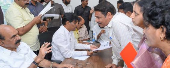 కబ్జా కోరుల నుంచి కాపాడండి…