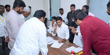 కబ్జాకోరులకు భూమి కట్టబెట్టారు