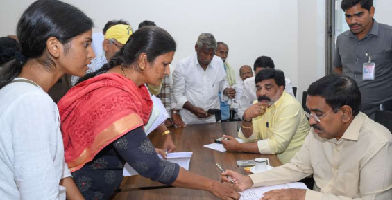 ప్రజావినతులకు పోటెత్తిన బాధితులు