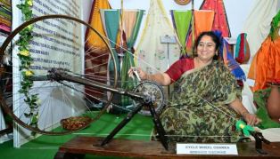 ప్రతి నెలా చేనేత ఎగ్జిబిషన్లు