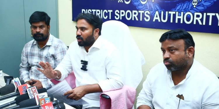 ఫీజు రీయింబర్స్మెంట్ బకాయిలు జగన్ పాపమే