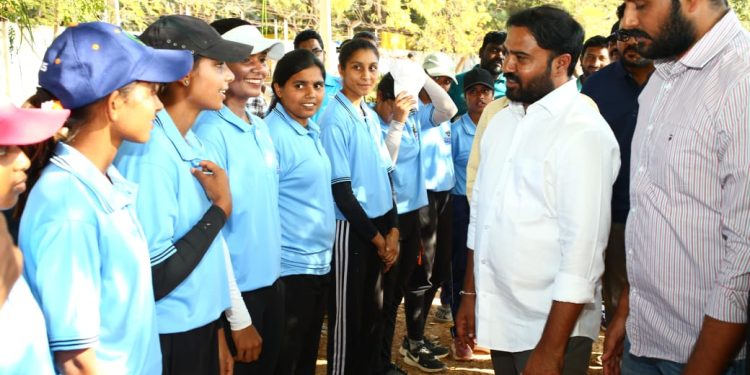 సమష్టి కృషితో క్రీడల అభివృద్ధి