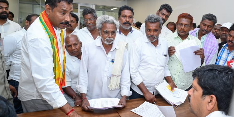 ‘మా భూములు మాకిప్పించండి’