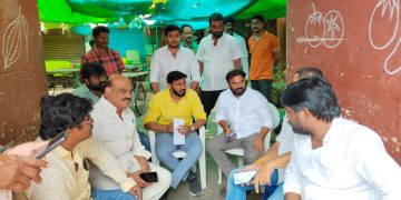 పోలింగ్‌ కేంద్రాలు పరిశీలించిన శాప్‌ ఛైర్మన్‌ రవినాయుడు