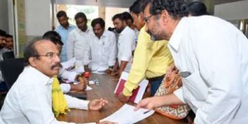 సమస్యలు పరిష్కరించి ఆదుకోండి