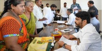 అవినీతికి పాల్పడుతున్న అవుట్‌ సోర్సింగ్‌ ఉద్యోగిని