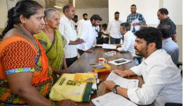 అవినీతికి పాల్పడుతున్న అవుట్ సోర్సింగ్ ఉద్యోగిని