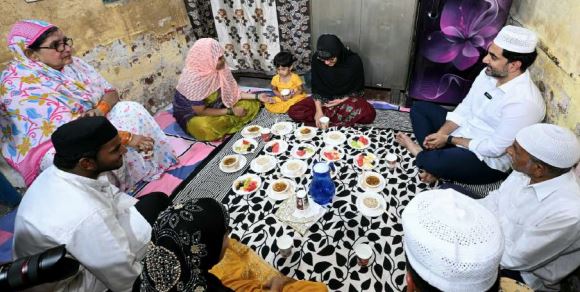 పేద ముస్లిం సోదరుడి నివాసంలో ఇఫ్తార్ విందుకు మంత్రి నారా లోకేష్