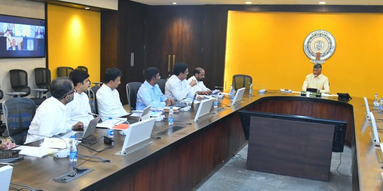 సచివాలయంలో శుక్రవారం వైద్య ఆరోగ్య శాఖపై సమీక్ష జరుపుతున్న సీఎం చంద్రబాబు నాయుడు