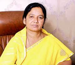 బట్టలూడదీస్తానంటూ పోలీసులకు బెదిరింపులా?