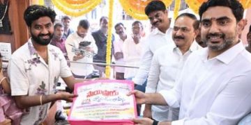 సాయిప్రియ హ్యాండ్లూమ్స్‌ షోరూమ్‌ ప్రారంభించిన మంత్రి లోకేష్‌