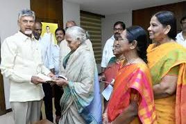 బంగారు మనసుతో..బంగారు గాజుల విరాళం!