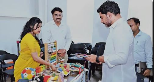 ప్రభుత్వ పాఠశాలలకు అందించే వివిధ రకాల కిట్లను.. పరిశీలించిన మంత్రి లోకేష్