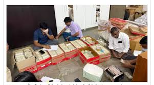 అట్టపెట్టెలలో నోట్లకట్టలు!