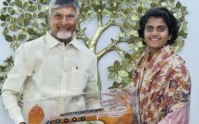 శ్రీచరణిని అక్కున చేర్చుకున్న సీఎం చంద్రబాబు