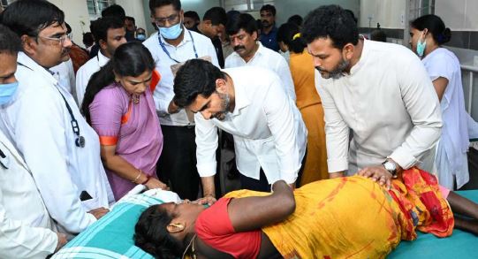 ఆసుపత్రిలో బాధితులకు మంత్రి లోకేష్ ఆత్మీయ పరామర్శ