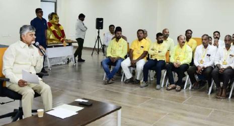 కాలానుగుణంగా మారాలి.. నాయకత్వ పటిమ పెంచుకోవాలి