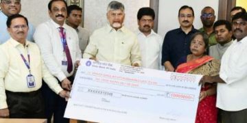 రోడ్డు ప్రమాదంలో ఎక్సైజ్ హెడ్ కానిస్టేబుల్ మృతి..కుటుంబానికి రూ.కోటి పరిహారం