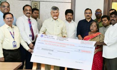 రోడ్డు ప్రమాదంలో ఎక్సైజ్ హెడ్ కానిస్టేబుల్ మృతి..కుటుంబానికి రూ.కోటి పరిహారం