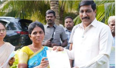 బనగానపల్లెలో సీఎంఆర్ఎఫ్ చెక్కుల పంపిణీ