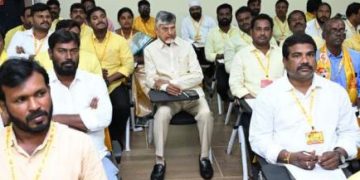 నాయకులతో కలిసి చివరి వరసలో కూర్చున్న సీఎం