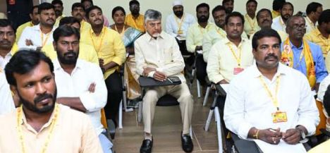 నాయకులతో కలిసి చివరి వరసలో కూర్చున్న సీఎం