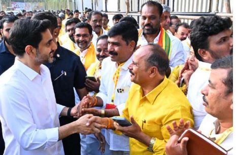 శిక్షణ తరగతుల్లో విద్యార్థిలా మంత్రి లోకేష్