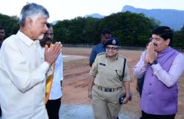 తిరుపతి చేరుకున్న ముఖ్యమంత్రి కుటుంబం