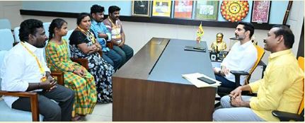 కార్యకర్త కుటుంబానికి మంత్రి లోకేష్ అండ