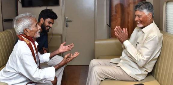 అభిమానికి ఆత్మీయ పలకరింపు
