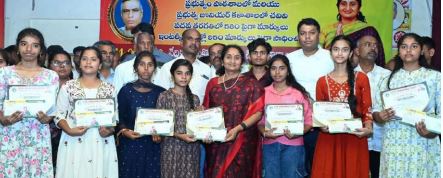 విద్యతోనే అన్ని రంగాల్లోనూ అందలం
