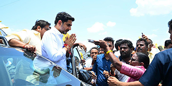 ఒంగోలులోని KIMS హాస్పిటల్ ఫ్లై ఓవర్ జంక్షన్ వద్ద ఏర్పాటు చేసిన 20 మంది ప్రముఖుల విగ్రహాలను విద్య, ఐటీ, ఎలక్ట్రానిక్స్ శాఖల మంత్రి నారా లోకేష్ శుక్రవారం ఆవిష్కరించారు.