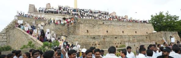 గొడ్డలి పార్టీపై ఉపాధ్యాయుల దండయాత్ర