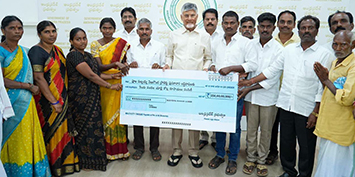 వెలిగొండ ప్రాజెక్టు నిర్వాసితులైన 2,027 కుటుంబాలకు రూ.250 కోట్ల పరిహారం చెక్కును క్యాంప్ కార్యాలయంలో ముఖ్యమంత్రి చంద్రబాబు అందించారు.