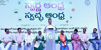 అనకాపల్లి జిల్లా మాడుగుల నియోజకవర్గం అలమండ కోడూరులో స్వచ్ఛాంధ్ర-స్వర్ణాంధ్ర కార్యక్రమంలో ముఖ్యమంత్రి చంద్రబాబు నాయుడు గారు పాల్గొన్నారు.