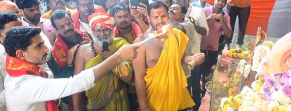 మహా మట్టి గణపతిని దర్శించుకున్న మంత్రి లోకేష్