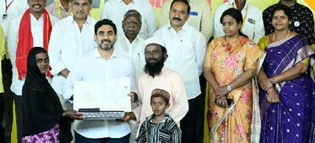 మంత్రి లోకేష్ చేతుల మీదుగా మరో 372మందికి పట్టాభిషేకం
