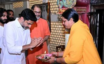 అమృతపురి ఆశ్రమాన్ని సందర్శించిన లోకేష్